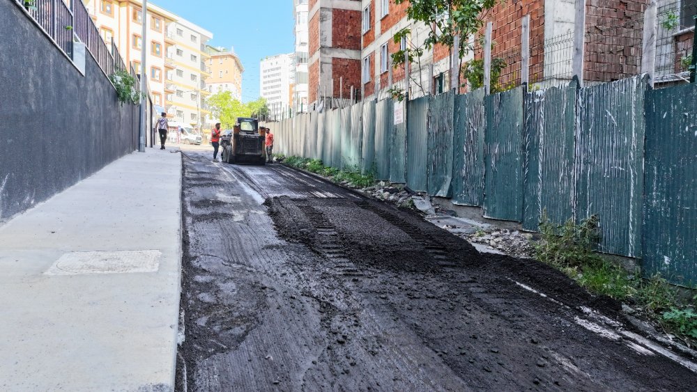 Ümraniye'de yol çalışmaları hız kesmeden devam ediyor